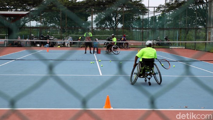 Semangat Atlet Disabilitas Jelang Peparnas Atlet difabel cabang olahraga tenis lapangan yang tergabung dalam pelatda provinsi D. I. Yogyakarta berlatih rutin di lapangan tenis komplek Stadion Sultan Agung, Bantul, Yogyakarta, Kamis (21/1/2021).