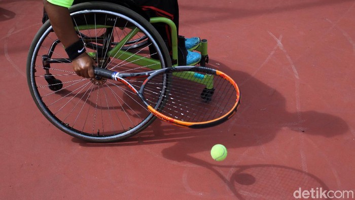 Semangat Atlet Disabilitas Jelang Peparnas Atlet difabel cabang olahraga tenis lapangan yang tergabung dalam pelatda provinsi D. I. Yogyakarta berlatih rutin di lapangan tenis komplek Stadion Sultan Agung, Bantul, Yogyakarta, Kamis (21/1/2021).