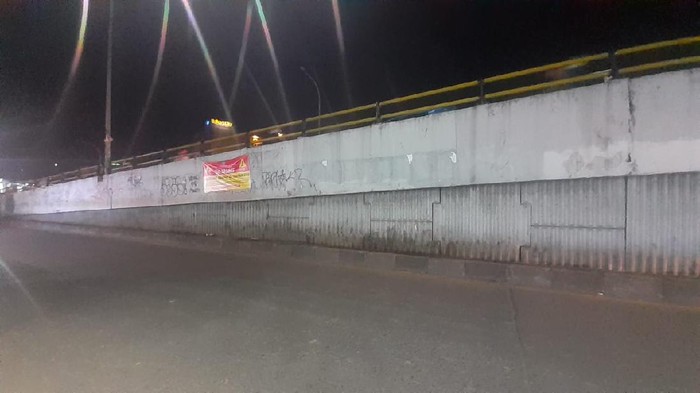 Setelah jadi perhatian, sampah di flyover Ciputat, Tangerang Selatan (Tangsel) sudah jauh berkurang.