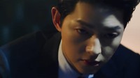 Mengenakan jas, celana bahan, kemeja putih dan dasi hitam, Song Joong Ki terlihat gagah. (Foto: dok. tvN) 