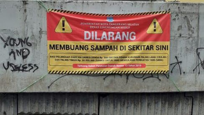 Spanduk dilarang membuang sampah dipasang di flyover Ciputat, Tangerang Selatan, Kamis (21/1).