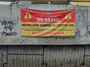 Spanduk Dilarang Nyampah di Flyover Ciputat Dipasang, Denda Rp 50 Juta!