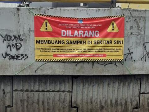 Spanduk dilarang membuang sampah dipasang di flyover Ciputat, Tangerang Selatan, Kamis (21/1).