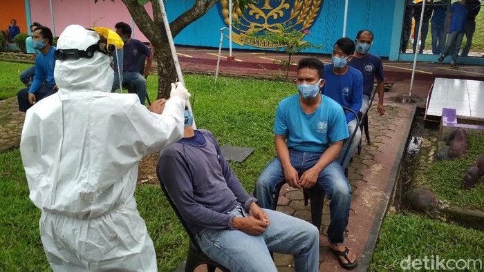 Swab Massal Napi Lapas Narkotika Cirebon