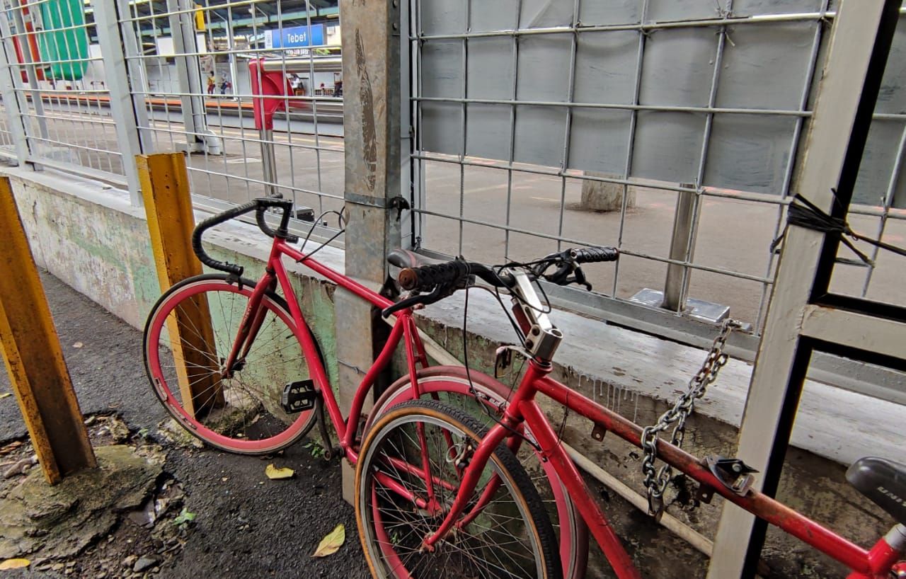 Tak ada tempat parkir sepeda di Stasiun Tebet, Rabu (20/1). Sepeda harus diikat dengan pagar stasiun.