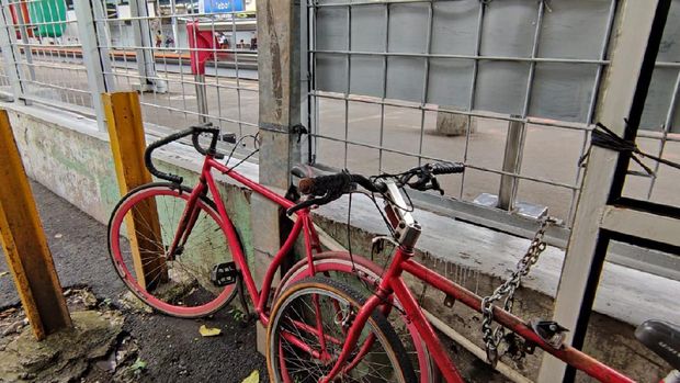 Tak ada tempat parkir sepeda di Stasiun Tebet, Rabu (20/1). Sepeda harus diikat dengan pagar stasiun.