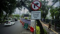 Arus lalu lintas di kawasan Masjid Istiqlal dan Gereja Katedral dialihkan karena adanya proyek pembangunan terowongan silaturahmi Istiqlal-Katedral, Jakarta, Kamis (21/1/2021).