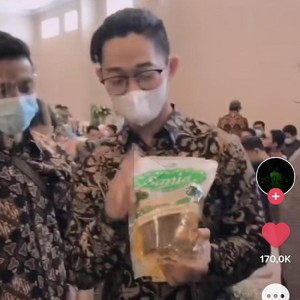 Viral Kondangan Bawa Kado Sembako, Pengantin Auto Ngakak Dapat Kopi Sachet Viral Kondangan Bawa Kado Sembako, Pengantin Auto Ngakak Dapat Kopi Sachet
