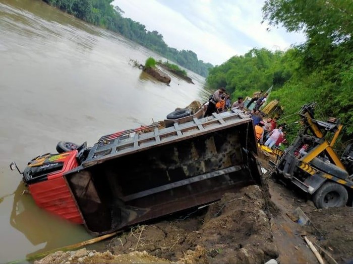 Truk Tercebur ke Sungai Brantas di Kediri