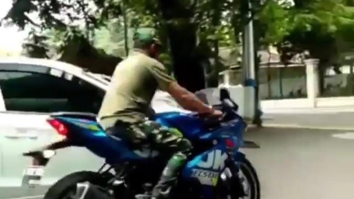 Viral pencuri motor berbaju loreng di Jl Tanah Abang II Gambir, Jakpus