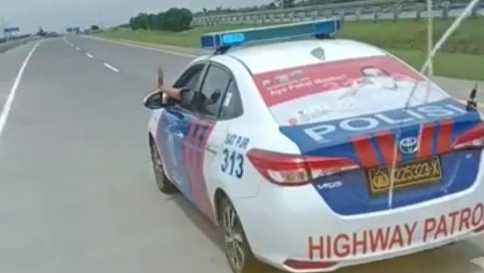 viral pjr hentikan truk di tol