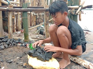 Heboh Batu Bara Berhamburan di Pantai Sekembu Jepara
