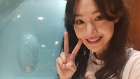 Zheng Shuang disebut menelantarkan anaknya itu dan mempersulit Zhang Heng yang kini tengah merawat mereka di Amerika Serikat. Weibo Zheng Shuang