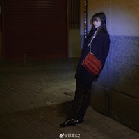 Pemain Meteor Rain itu juga terancam kehilangan kariernya yang telah dibangunnya sejak usia 16. Hal tersebut dikarenakan banyak orang menghujat Zheng yang dianggap menelantarkan anak terlebih surogasi dilarang di China. Foto: Weibo Zheng Shuang