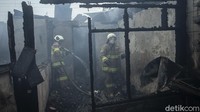 Sebanyak 14 unit pemadam kebakaran dikerahkan.