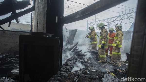 16 Bangunan Semi Permanen Terbakar di Jakpus