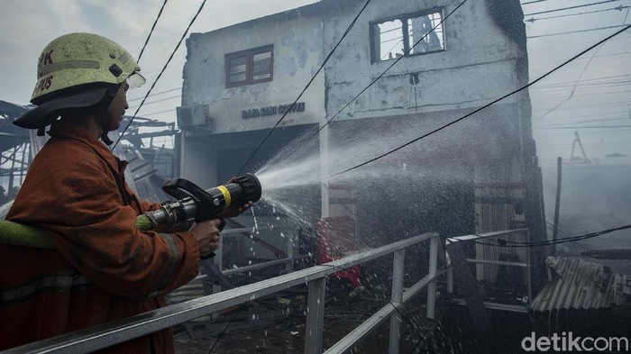 16 Bangunan Semi Permanen Terbakar di Jakpus Petugas pemadam kebakaran Jakarta Pusat melakukan pendinginan di Jalan Citarum Jati Baru, Jakarta, Jumat (22/1/2021).