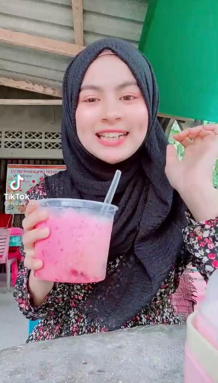 5 Aksi Ukhti Thailand Saat Makan yang Bikin Baper Netizen