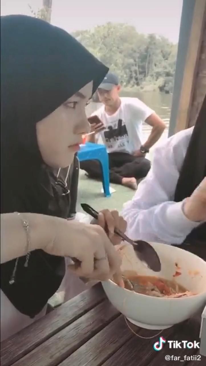 5 Aksi Ukhti Thailand Saat Makan yang Bikin Baper Netizen
