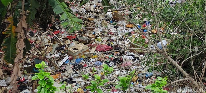 Ada kasur di sampah di Kali Baru Timur (Kali Baru Cijantung), di Palsigunung, Tugu, Cimanggis, Kota Depok. (Taufieq Renaldi Arfiansya/detikcom)