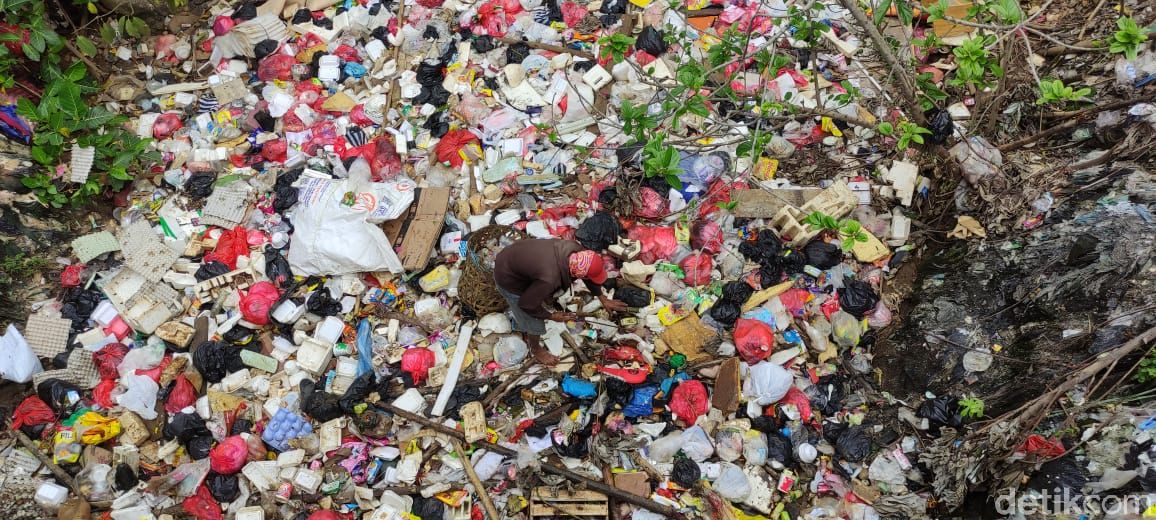Ada kasur di sampah di Kali Baru Timur (Kali Baru Cijantung), di Palsigunung, Tugu, Cimanggis, Kota Depok. (Taufieq Renaldi Arfiansya/detikcom)