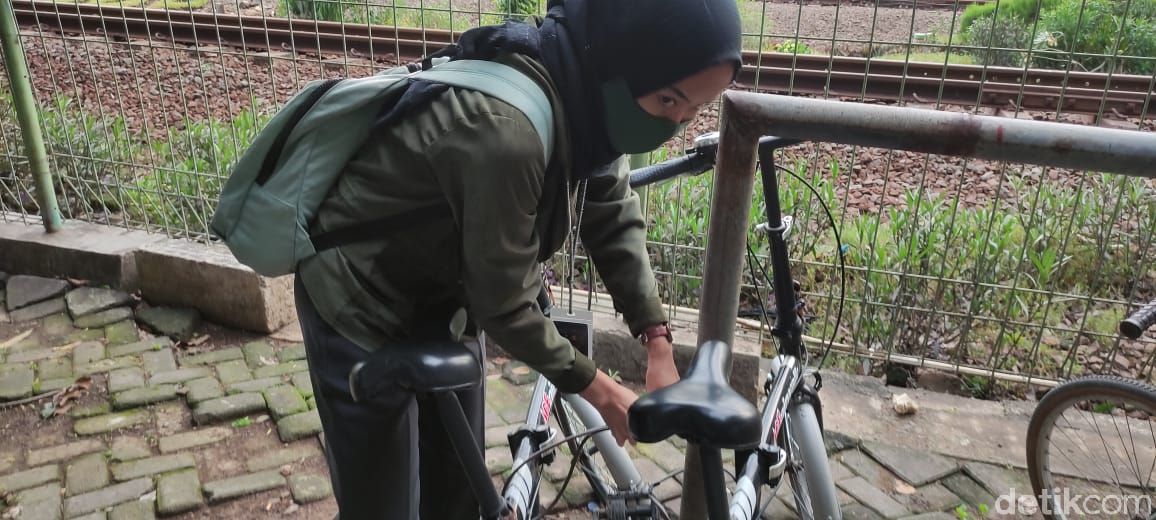 Aini Nur Maulida dan sepedanya di parkiran Stasiun Bekasi. (Taufieq RA/detikcom)