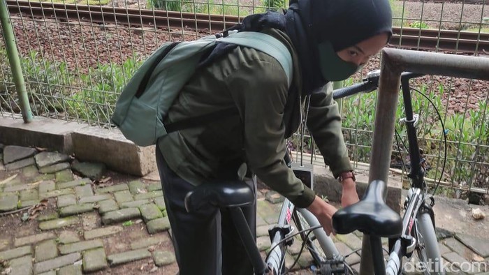 Aini Nur Maulida dan sepedanya di parkiran Stasiun Bekasi. (Taufieq RA/detikcom)