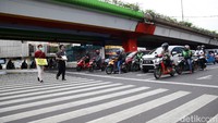 Mereka juga membentangkan poster bertuliskan Trotoar Untuk Pejalan Kaki.