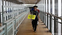 Selain di trotoar, aksi ini juga dilakukan di jembatan penyebarangan orang.