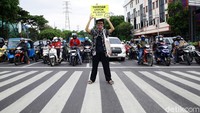 Mereka mengkampanyekan bahwa trotoar diperuntukkan bagi pejalan kaki.