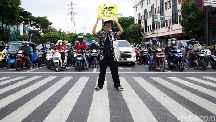 Aksi Peringatan Hari Pejalan Kaki Nasional Sejumlah orang yang berasal dari Koalisi Pejalan Kaki melakukan aksi berjalan di sepanjang trotoar Senen-Tugu Tani, Jakarta, Jumat (22/1/2021). Aksi ini mereka lakukan dalam rangka memperingati hari pejalan kaki nasional.