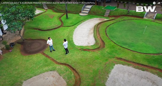 Muncul di YouTube Boy William, terlihat jelas bahwa rumah milik penyanyi Aleta Molly sangat besar. Bahkan ada lapangan golf, pacuan kuda, sampai kuburan. Nama Aleta Molly sendiri sempat menjadi viral setelah dirinya memberikan berlian kepada pengacara Hotman Paris. Ternyata berlian yang diberikan oleh Aleta itu tidak main-main harganya, yaitu Rp 150 juta. (Foto: Youtube/Boy William)