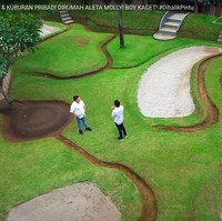 Muncul di YouTube Boy William, terlihat jelas bahwa rumah milik penyanyi Aleta Molly sangat besar. Bahkan ada lapangan golf, pacuan kuda, sampai kuburan. Nama Aleta Molly sendiri sempat menjadi viral setelah dirinya memberikan berlian kepada pengacara Hotman Paris. Ternyata berlian yang diberikan oleh Aleta itu tidak main-main harganya, yaitu Rp 150 juta. (Foto: Youtube/Boy William)