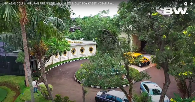 Nama Aleta Molly sendiri sempat menjadi viral setelah dirinya memberikan berlian kepada pengacara Hotman Paris. Ternyata berlian yang diberikan oleh Aleta itu tidak main-main harganya, yaitu Rp 150 juta. Foto: Youtube/Boy William