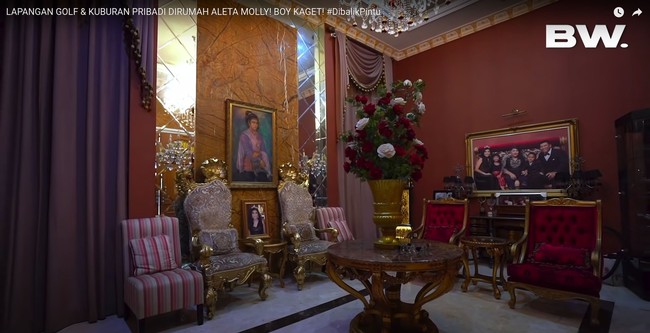 Begini penampakan bagian dalam rumah milik Aleta. Ruangan bagian dalam rumahnya sendiri terlihat cukup gelap. Terdapat foto keluarga dan lukisan pahlawan Cut Meutia di dalam rumahnya itu. Aleta Molly sendiri merupakan keturunan ke-5 pahlawan nasional Cut Meutia. Foto: Youtube/Boy William