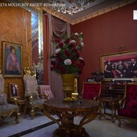 Begini penampakan bagian dalam rumah milik Aleta. Ruangan bagian dalam rumahnya sendiri terlihat cukup gelap. Terdapat foto keluarga dan lukisan pahlawan Cut Meutia di dalam rumahnya itu. Aleta Molly sendiri merupakan keturunan ke-5 pahlawan nasional Cut Meutia. Foto: Youtube/Boy William