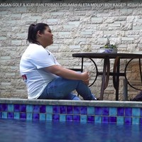 Rumah mewahnya itu juga dilengkapi dengan kolam renang, fasilitas gym, serta salon. Benar-benar lengkap bak fasilitas di mall. Bagaimana menurutmu? Foto: Youtube/Boy William