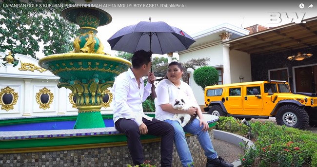 Aleta juga sempat bercerita kepada Boy William bahwa dirinya pernah menjalani operasi tumor di kepalanya saat berusia 13 tahun. Awalnya terlihat seperti benjolan jerawat namun lama kelamaan membesar sehingga membuatnya harus menjalani tindakan medis. Foto: Youtube/Boy William