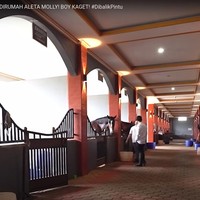 Bagian rumah lainnya yang tak kalah membuat Boy William menjadi kaget adalah kandang dan pacuan kudanya. Ada sekitar 20 lebih kuda yang dimiliki oleh Aleta dan keluarganya. Diakui Aleta bahwa harga kudanya setara dengan satu unit mobil Lamborghini karena kuda-kudanya itu merupakan kuda import. Foto: Youtube/Boy William