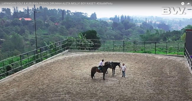 Ini adalah potret pacuan kuda yang ada di rumah Aleta Molly dan keluarganya. Terlihat sangat luas dan memiliki pemandangan indah yang asri. Foto: Youtube/Boy William