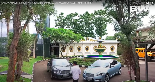 Dari bagian luar rumah terlihat beberapa koleksi mobil mewah milik Aleta dan keluarganya yang terparkir. Menurut penuturan Aleta, salah satu mobilnya itu ada yang bernilai Rp 8 miliar. Foto: Youtube/Boy William