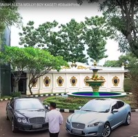 Dari bagian luar rumah terlihat beberapa koleksi mobil mewah milik Aleta dan keluarganya yang terparkir. Menurut penuturan Aleta, salah satu mobilnya itu ada yang bernilai Rp 8 miliar. Foto: Youtube/Boy William