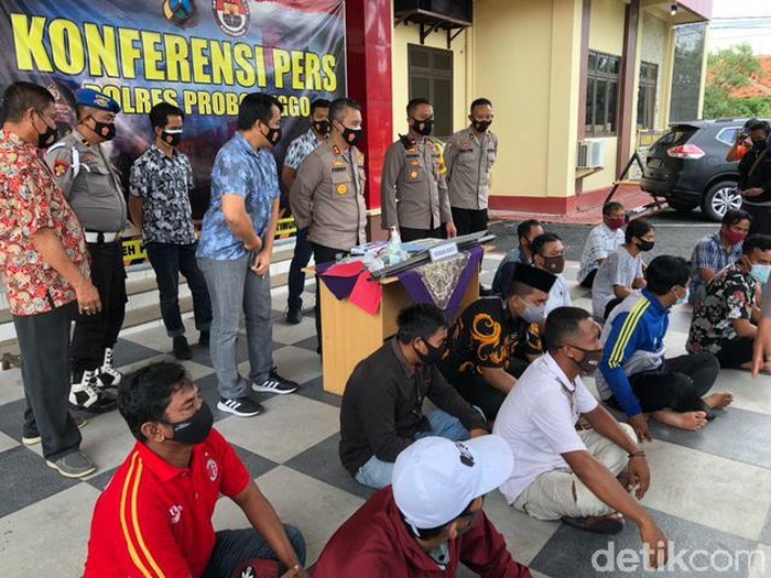 Dua ekor macan tutul terekam kamera trap milik Taman Nasional Bromo Tengger Semeru (TNBTS). Macan tutul itu terekam ada di sisi timur Gunung Semeru.