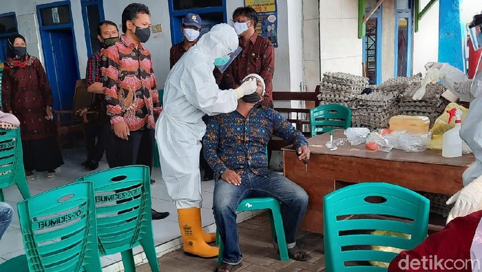 Sekelompok warga Kabupaten Probolinggo mengambil paksa jenazah pasien COVID-19 di RSUD Waluyo Jati. Kini 19 warga menjalani tes swab.