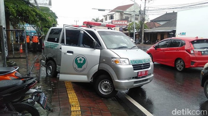 Ambulans yang mengangkut 3 pasien COVID-19 mengalami kecelakaan di Denpasar (dok Istimewa)