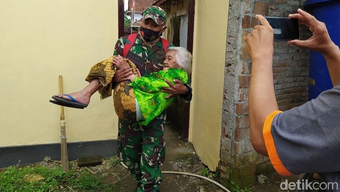Ancaman Merapi Berubah, Pengungsi di Magelang Pulang ke Rumah Sebanyak 121 warga tiga dusun, Desa Krinjing, Kecamatan Dukun, Kabupaten Magelang, Jawa Tengah, pulang menuju rumahnya masing-masing dari lokasi pengungsian. Mereka pulang setelah mendapatkan izin karena adanya rekomendasi yang berubah terkait ancaman bahaya.