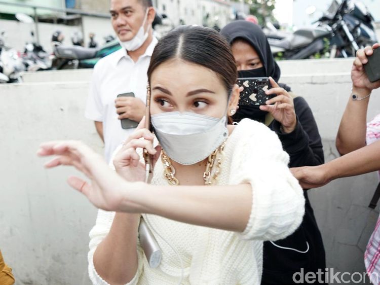 Ayu Ting Ting Kabur, Ada Apa?