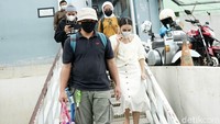 Ayu tampak menghubungi seseorang lewat ponselnya kala bertemu dengan awak media. Pool/Palevi S/detikFoto