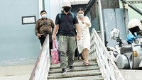 Ayu Ting Ting saat ditemui di kawasan studio Trans TV, Kapten Tendean, Jakarta Selatan pada Jumat (22/1). Pool/Palevi S/detikFoto