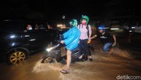 Banjir juga menyebabkan listrik di Manado padam.